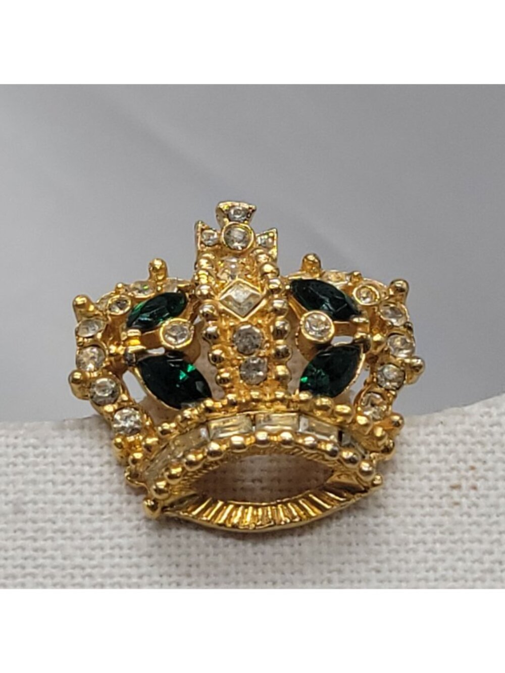 Vtg 50s Bellini Gold-Tone Crown Brooch Pin With Green & Clear Rhinestones Signed - Picture 6 of 10